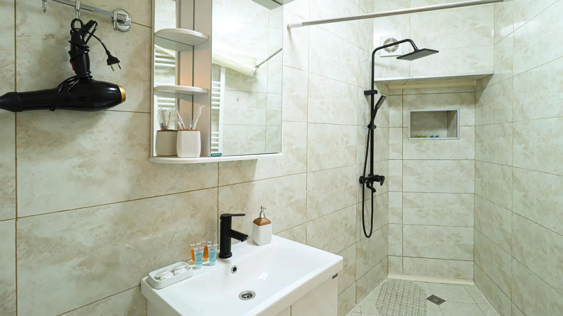 Spacious Stay In Sololaki District Tbilisi