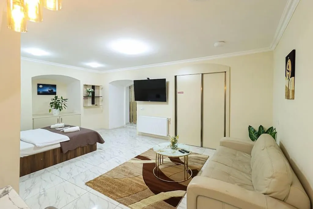 Spacious Stay In Sololaki District Tbilisi