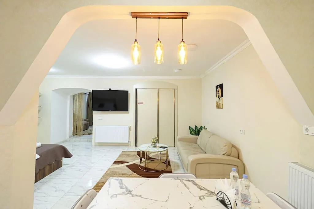 Spacious Stay In Sololaki District Tbilisi Apartament