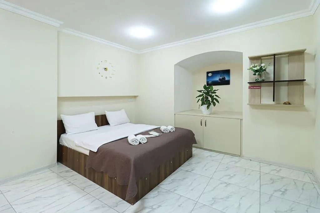 Spacious Stay In Sololaki District Tbilisi
